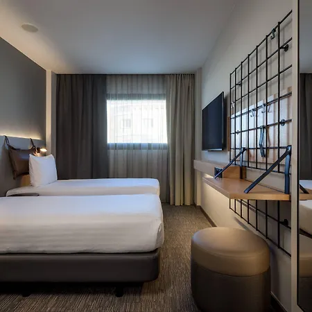 Moxy 3*