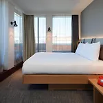 Moxy 3*