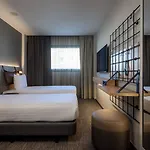 Moxy 3*