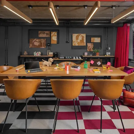 Moxy 3*