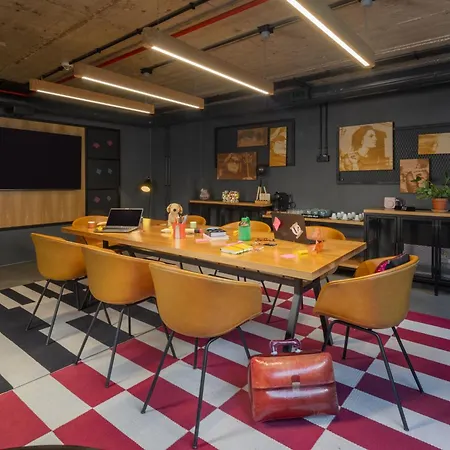Moxy 3*