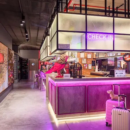 Moxy 3*