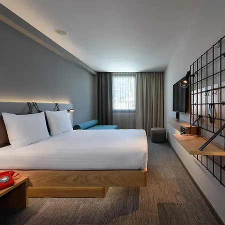 Moxy 3*