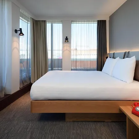 Moxy 3*