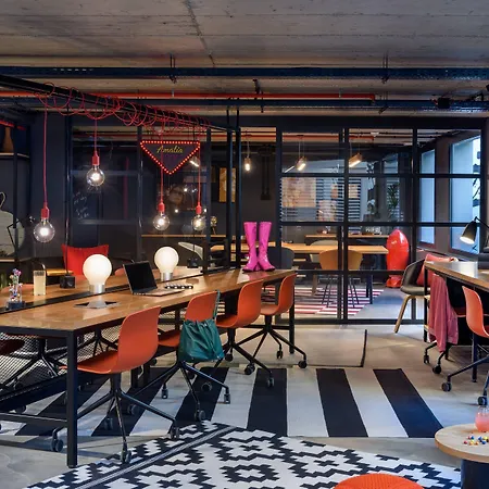 Moxy 3*